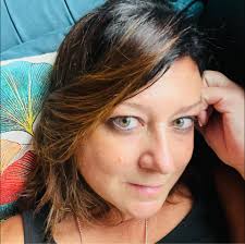 Portami in un posto bello, uno di quelli semplici ma che profumano di  felicità, uno di quei luoghi che ci porti solo le persone che proteggi e  custodisci nel tuo cuore. Portami