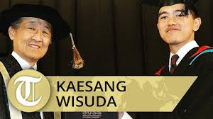 Dalam postingannya itu, gibran rakabuming dan kaesang membicarakan soal token listrik. Wisudawan Suss Terkejut Saat Status Kaesang Anak Presiden Jokowi Terungkap Youtube