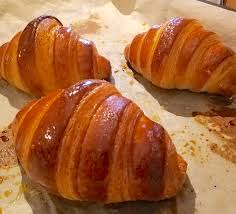 Stendiamo la nostra sfoglia già pronta oppure fatta in casa sul nostro piano, se è presente la carta forno nella confezione vi consiglio di lasciarla sotto. Come Fare Le Brioche In Casa Alex Vitali