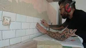 Le carrelage metro dans vos salles de bains pour un esprit. Une Credence De Cuisine En Carreaux Metro Youtube