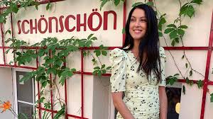 Ist die schöne moderatorin schwanger oder trägt sie hier nur luftiges oberteil oder babybauch? Kleine Wolbung Rebecca Mirs Fans Zoffen Sich Unter Bild Promiflash De