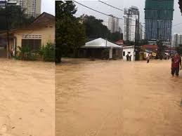 Keadaan sungai klang yang dinaiki air akibat hujan lebat semasa tinjauan lensa malaysia gazette di sekitar kawasan river of life, kuala lumpur. Ibu Negara Dilanda Banjir Kilat Tanah Runtuh