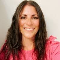 Kari Hurst's Instagram, Twitter & Facebook