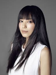 黒髪ロングのストレートヘアは短めのバングスでロングヘアに軽めの前髪