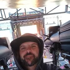 What rooftop HVAC unit is suitable for a 32 ft Sun Tracker?