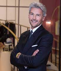 Roberto farnesi is a 51 year old italian actor. Chi E Roberto Farnesi Eta Carriera Vita Privata E Foto Dell Attore