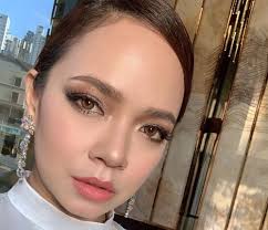 Malaysian actress nora danish just keeps making the local news. Netizen Minta Nora Danish Zip Penuh Bajunya The Malaya Post