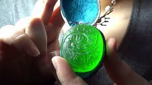 In the movie it glows bluish. Diy Moana Heart Of Te Fiti Necklace Polymer Clay Tutorial Video Dailymotion