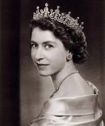 Al iniciar el reinado, lo primero que durante su reinado, inglaterra vivió un importante renacimiento cultural y artístico, apoyo la proliferación de teatros populares y de la producción. Isabel Ii Reina De Inglaterra