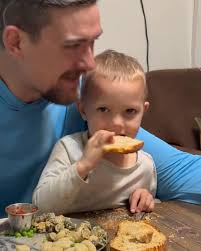 It’s time to do the mealtime polka! Momma made her famous gnocchi in white  sauce, farm fresh green peas, okra, and tomato sauce 😋