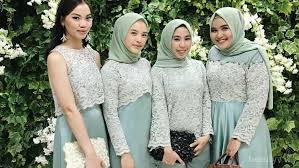 Berikut ini inspirasi dress batik kombinasi brokat dengan model simple yang cocok untuk kondangan. Deretan Model Dress Brokat Ini Lagi Hits Banget Di Kalangan Hijabers