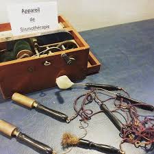 L'électroconvulsivothérapie (ect), anciennement appelée sismothérapie et plus connue sous le nom de traitement par électrochocs, est une méthode d'électrothérapie utilisée en psychiatrie, consistant à délivrer un courant électrique d'intensité variable sur le cuir chevelu. Appareil De Sismotherapie Picture Of Electrodrome Magnet Tripadvisor