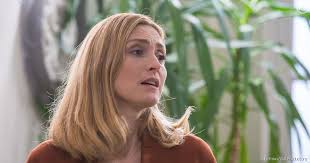 Andrea feint être aussi espionnée pour détourner ses soupçons. Julie Gayet Heroine De La Mini Serie Soupcons Pour France 3 Puremedias