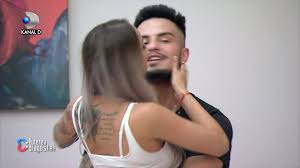 Un bărbat a plantat, timp de soi ani, mii de flori pentru soția lui oarbă, pentru ca ea să savureze mirosul. Nicos Si Alexandra Oficial Un Cuplu Puterea Dragostei Facebook