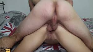 Eu gosto enquanto ele enfia seu pau na minha bunda e o preenche