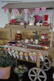 Los toques de brillo son fantásticos para las bodas nocturnas. Boda Carrito Madera Candy Bar Wedding Experience Candy Bar Para Bodas Mesa De Dulces Boda Mesa De Postres Para Boda