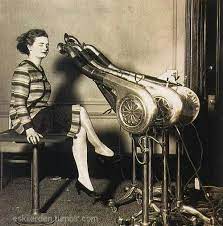 1920 Yilinda Amerika Da Uretilen Ilk Sac Kurutma Makinesi Vintage Hair Dryer Weird Vintage Vintage Hairstyles