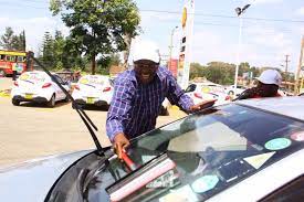 Polycarp igathe (21 eylül 1972 doğumlu) kenyalı bir işadamı, politikacı ve kurumsal yöneticidir , equity group holdings'de ticari genel müdür olarak görev yapmaktadır. Cate Kirwa On Twitter Shell Md Polycarp Igathe Leads By Example By Cleaning A Motorist Car At The Just Opened Shell Ridgeways Jiongezee