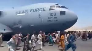 In a desperate attempt to leave afghanistan, 3 afghans held onto the wheels of a departing u.s. Pappknokc0x6um