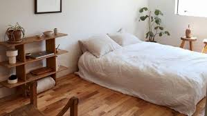 Penataan perabotan di kamar tidur secara vertikal dapat membantu membuat kamar tidur yang sempit terasa lebih lebar. 6 Trik Menata Kamar Tidur Sempit Biar Nggak Terasa Sumpek Pakai Kasur Lesehan Adalah Koentji