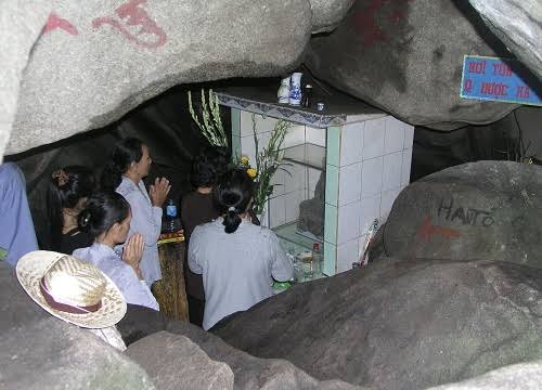b&ecirc;n trong hang Tổ