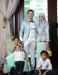 Datuk aliff syukri melalui laman sosial instagram telah memuat naik sebuah gambar dengan tulisan, nampak tak saya? Untunglah Dato Aliff Syukri Nak Bantu Anda Berniaga Untuk Berjaya