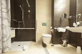 Realizzare una cabina doccia per disabili richiede diversi interventi, che possono includere lo spostamento del wc e dei sanitari rispetto alla posizione originale e altri lavori in muratura, come la realizzazione di un piatto doccia a filo pavimento. I Piatti Doccia A Filo Pavimento Per Disabili Tirichiamo It