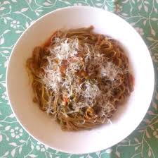 Prima di condire la pasta diluitelo con un po' di acqua di cottura. Fettuccine All Ortica Con Sugo Di Piselli E Pomodorini