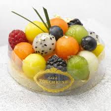 La Petite Tarte Tutti Frutti Est Composee D Un Biscuit Aux Amandes D Une Gelee Tutti Frutti D Un Coulant De Fraises De Fleur Food Fruit Desserts Hotel Food