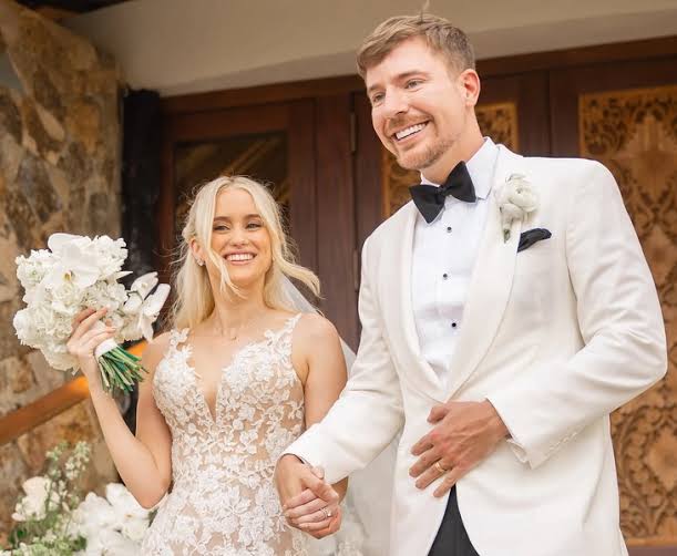 Lễ cưới của MrBeast và Thea Booysen được tổ chức trên đảo Necker (Quần đảo Virgin thuộc Anh) với khoảng 70 khách mời thân thiết, ưu tiên sự riêng tư thay vì những nghi thức xa hoa.