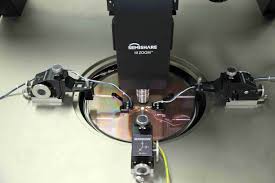 프로브 스테이션 위에 장착된 XYZ축 수동 마이크로 포지셔너, 마이크로미터 헤드를 돌려 미세한 팁을 웨이퍼 패드에 정렬하는 모습