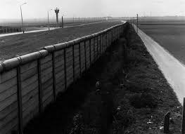 Le Mur De Berlin Et La Zone De No Man S Land Dans Le Quartier De Neukolln Avril 1971 K Lehnartz Musees Nationaux Mur De Berlin Le Quartier