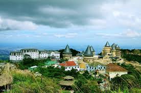 Bà nà hills nằm trên núi chúa, ở độ cao 1.489 m so với mực nước biển, cách trung tâm thành phố khoảng 25 km, thuộc địa phận xã hòa ninh, hòa vang, đà nẵng. Trá»n Bá»™ Bi Kip Kinh Nghiá»‡m Du Lá»‹ch Ba Na Hills Chi Tiáº¿t Nháº¥t