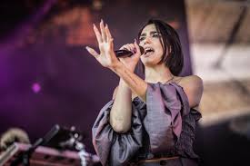Dua Lipa Sort Une Version Francaise De Son Tube Idgaf Video Soirmag