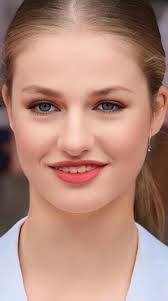 Butiful eye 👁️ very butiful lips 👄