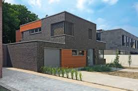 Einfamilienhaus Mit Auffalligem Zusammenspiel Von Holz Elementen Und Anthrazit Schwarzem Kohlebrandklinker In Einem Wachsen Einfamilienhaus Haus Style At Home
