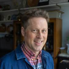 Executives as actors: understanding their role in cost-cutting