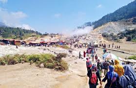 Fenomena matahari yang terjadi di sini menambah kesan terbaik karena dipadukan dengan udaranya wonosobo dan cantiknya dieng. Negeri Atas Awan Wisata Alam Di Kawah Sikidang Dieng