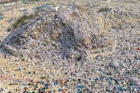 Wukuf di padang arafah adalah bentuk miniatur dari padang mahsyar di mana manusia akan dibangkitkan kembali di hari kebangkitan guna mempertanggungjawabkan segala perbuatan. Amalan Paling Disunahkan Saat Wukuf Di Arafah