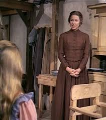 Little House On The Prairie Ingalls Wearing Brown Pioneer Dress In Little House On The Prairie Imagenes De Tv Praderas Ana De Las Tejas Verdes