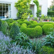 As A Designer I M Always Working With Balance And Proportion Says Alison Green Owner Of Theobalds Farmhouse Garden In C Garten Im Freien Gartendesign Ideen