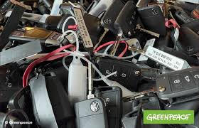 Im verladehafen emden entwendeten sie bei hunderten fahrzeugen die zündschlüssel. Greenpeace Stiehlt Hunderte Vw Autoschlussel Der Ndr Findet Das Gewieft
