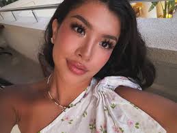 me always being my beautiful, princess and angel self💟