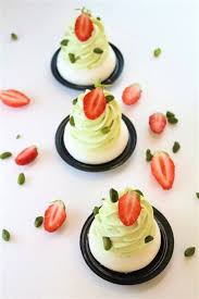 Laissez Vous Surprendre Par Ce Mariage De Saveurs Et De Textures Pavlova A La Fraise Et A La Pistache Nomme Pavlova Pavlova Aux Fraises Anna Pavlova