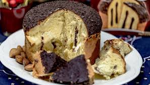 Il pandoro farcito con la sua tipica forma ad albero di natale è il dolce delle feste bello da vedere che accontenta tutta la famiglia, senza pandoro alla crema di mascarpone. Panettone Farcito Buonissimo