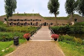 Samen met een gids maak je een wandeling over het forteiland, langs en in de gerestaureerde bouwwerken. Nieuwe Hollandse Waterlinie Fort Origineelovernachten