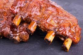 Le costine di maiale alla griglia dalle mie parti sono le regine del barbecue. Costine Di Maiale Alle Spezie Con Salsa Barbecue