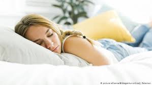 تسريحات شعر ملائمة للنوم من أجل عناية أفضل بشعرك منوعات نافذة Dw عربية على حياة المشاهير والأحداث الطريفة Dw 30 10 2020