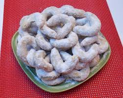 Se prepara un alut fraged si se intinde o foaie de jumatate centrimetru grosime. Cornulete Fragede Cu Untura Si Smantana BunÄtÄÈi Din BucÄtÄria GicuÈei