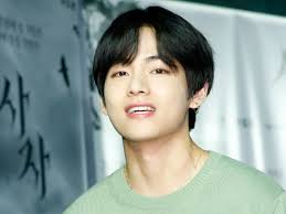 Kumpulan lagu lagu kim taehyung dan kim namjoon full album. Rilis Lagu Berbahasa Inggris V Bts Ungkap Terispirasi Adegan Melamar Di Film Romantis